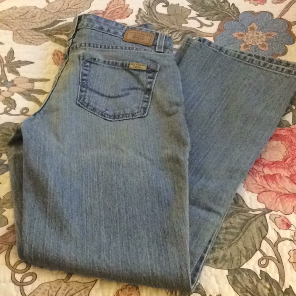 Levi womens mid rise bootcut jeans.